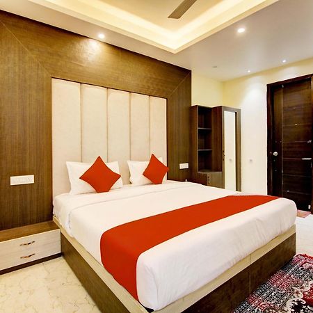 Oyo White House Hotel Noida Luaran gambar