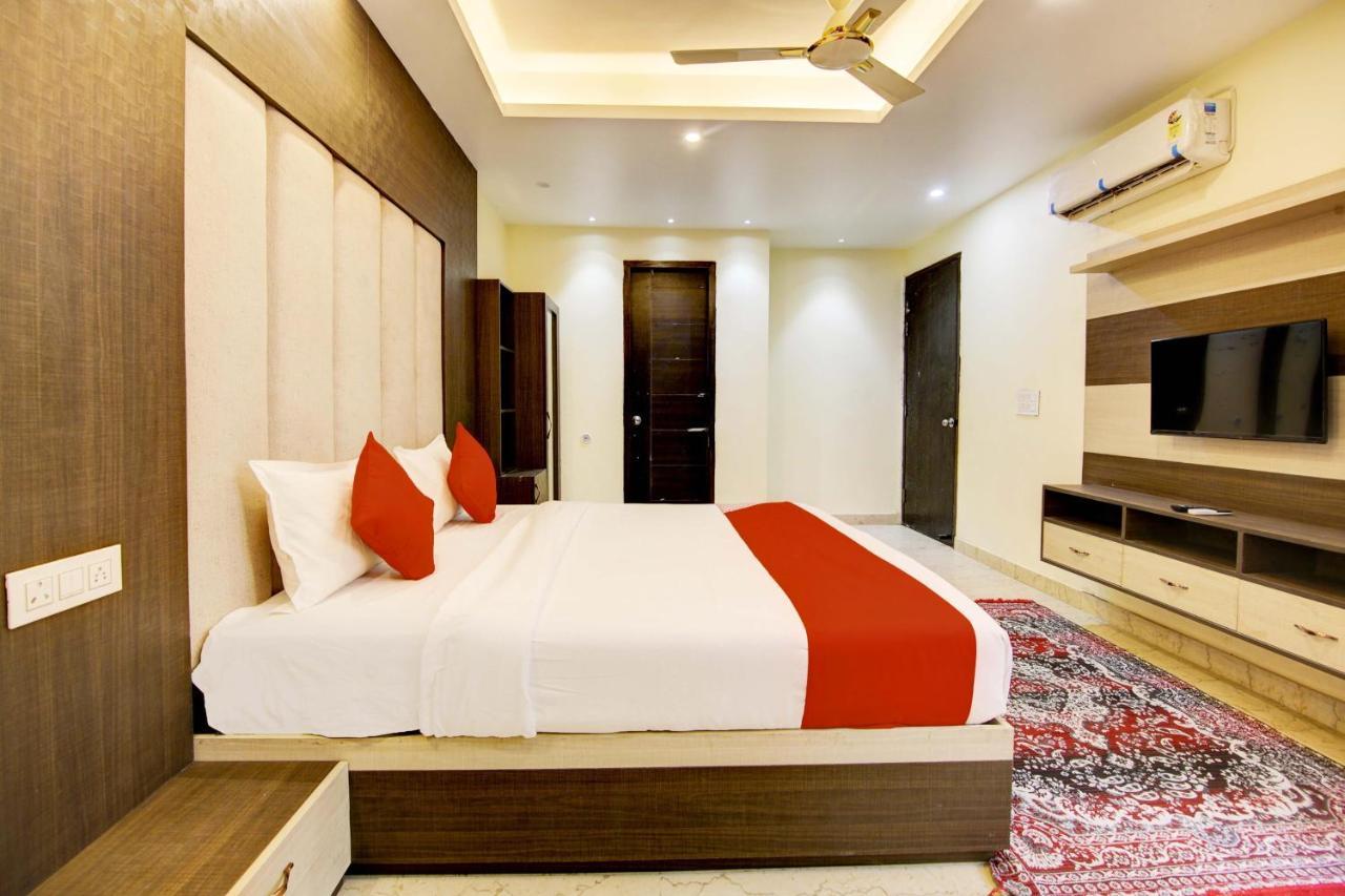 Oyo White House Hotel Noida Luaran gambar
