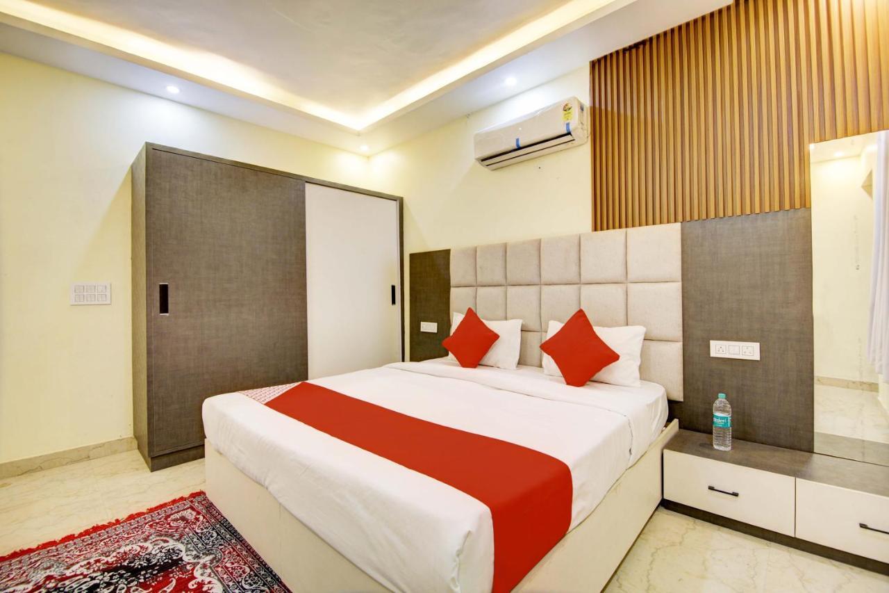 Oyo White House Hotel Noida Luaran gambar