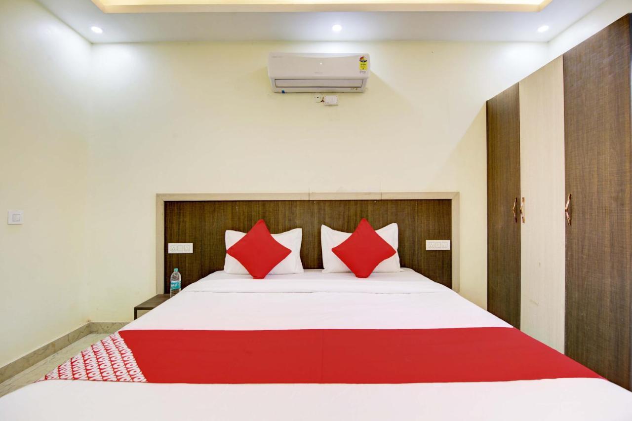 Oyo White House Hotel Noida Luaran gambar