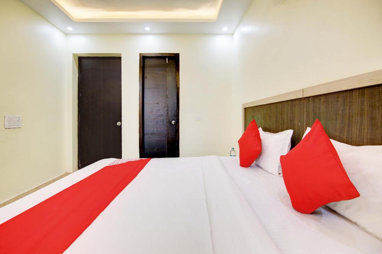 Oyo White House Hotel Noida Luaran gambar