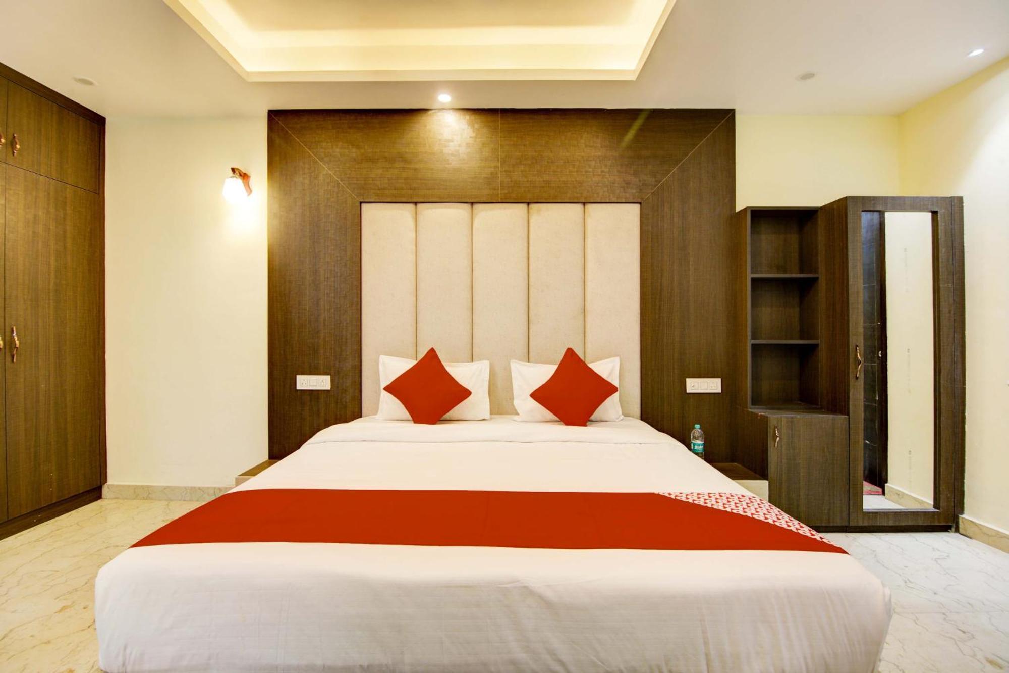 Oyo White House Hotel Noida Luaran gambar