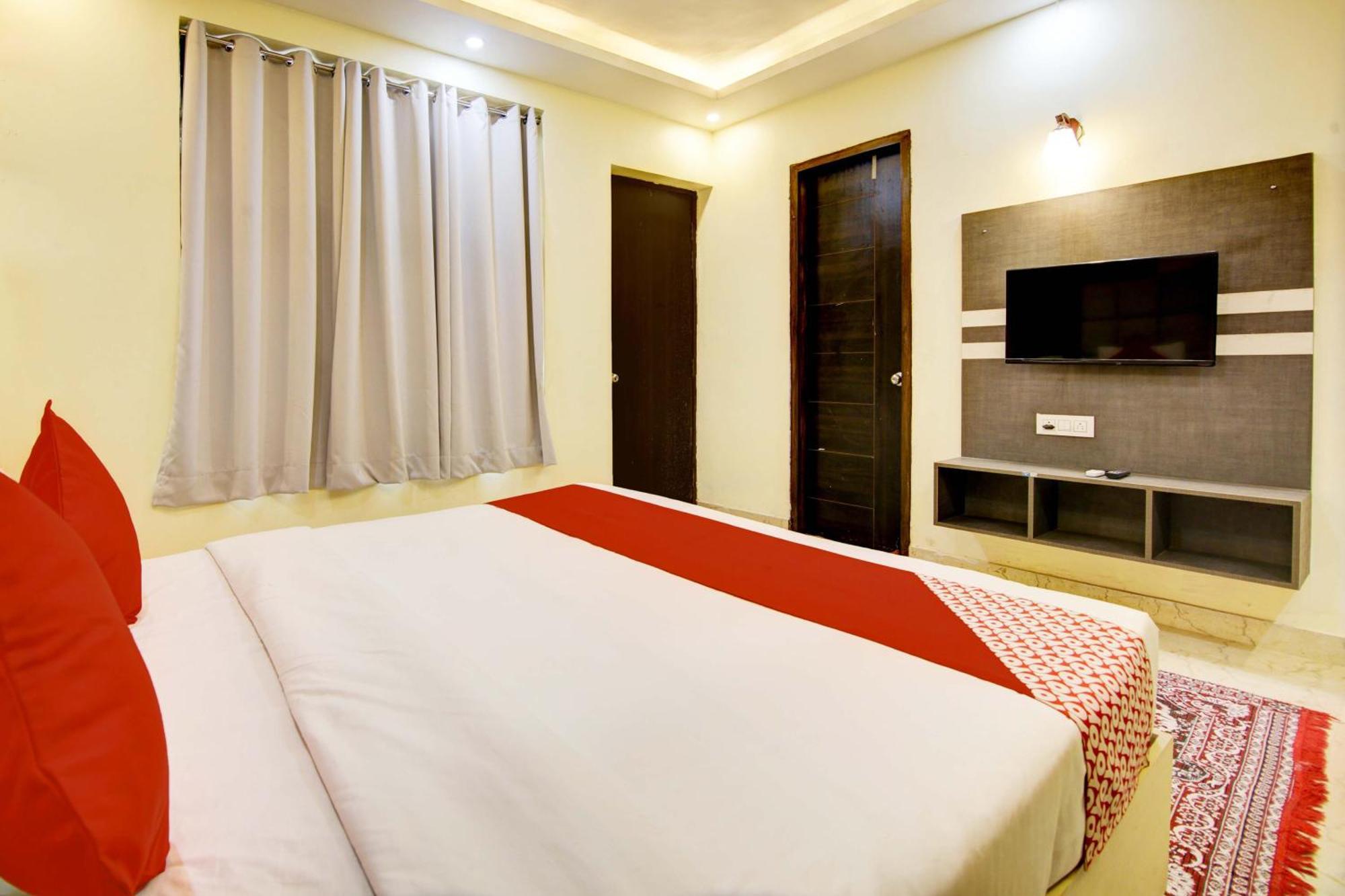 Oyo White House Hotel Noida Luaran gambar