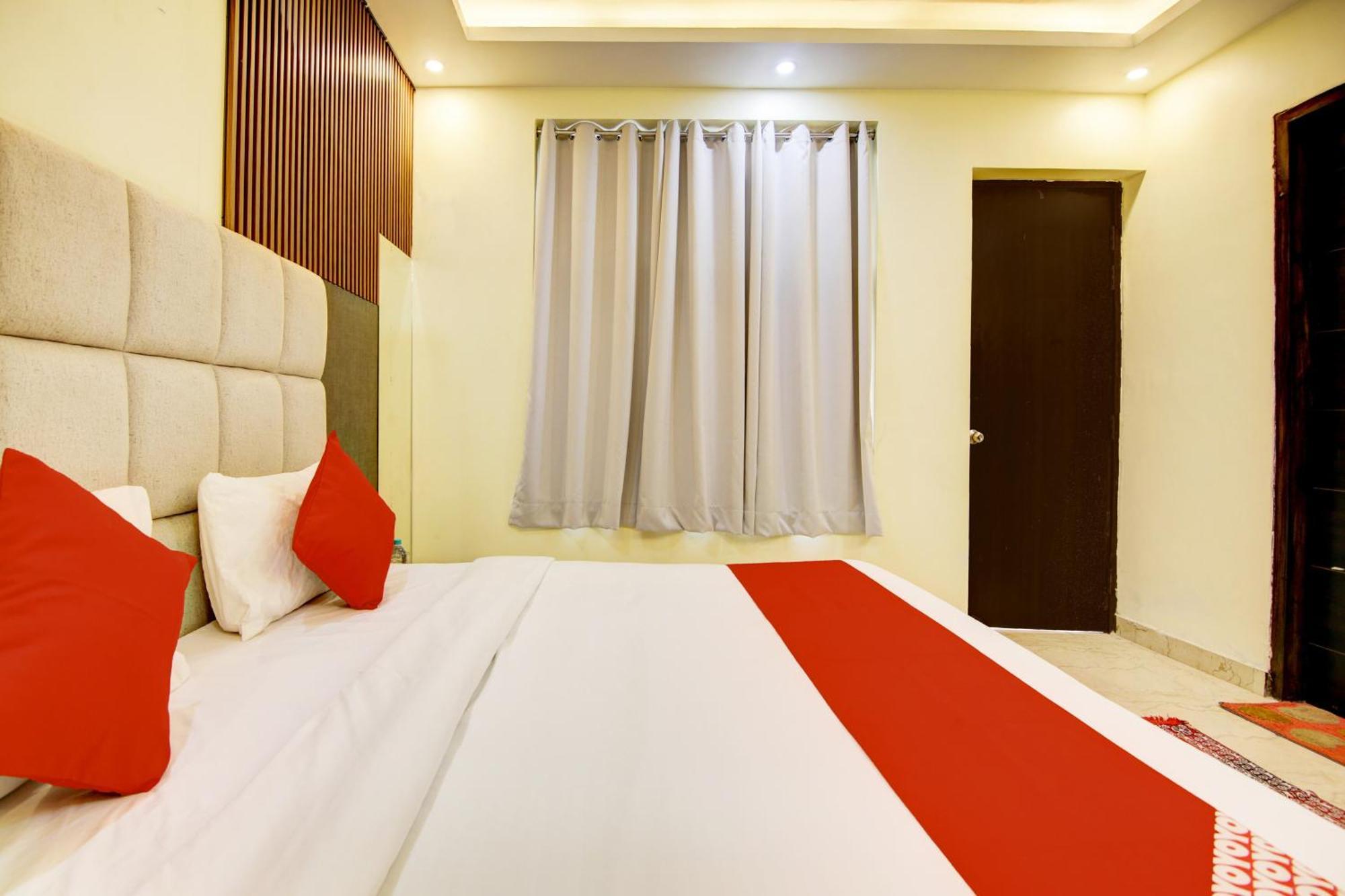 Oyo White House Hotel Noida Luaran gambar