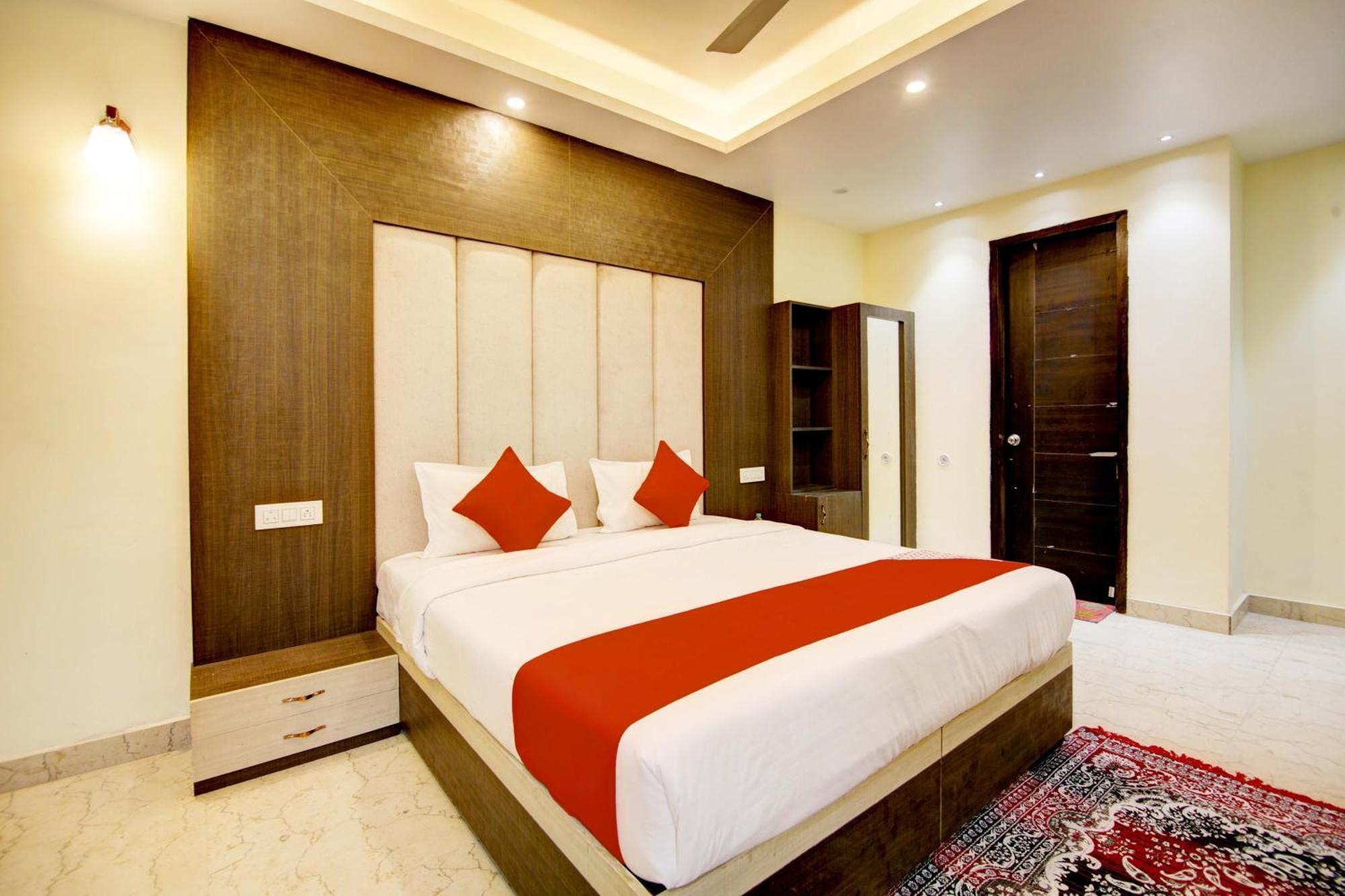 Oyo White House Hotel Noida Luaran gambar